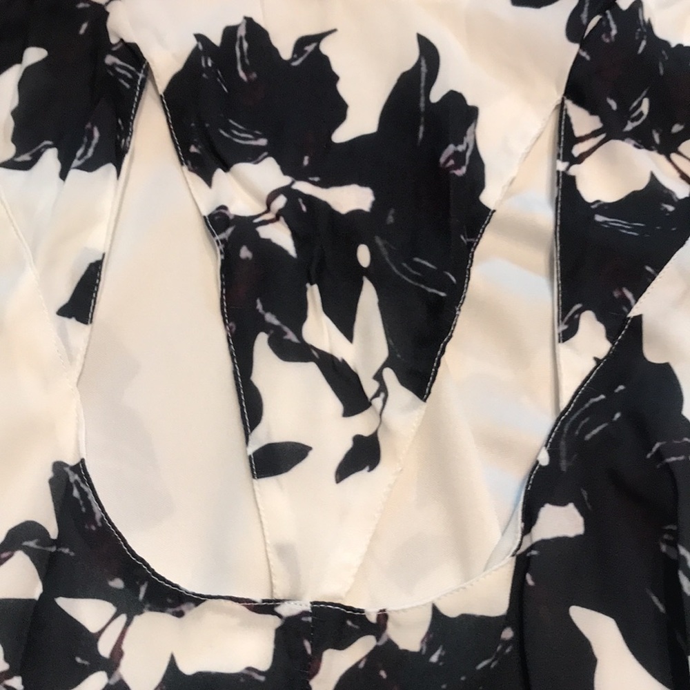 🎉Black and White Floral Flare Sleeve Top! - Picture 7 of 7